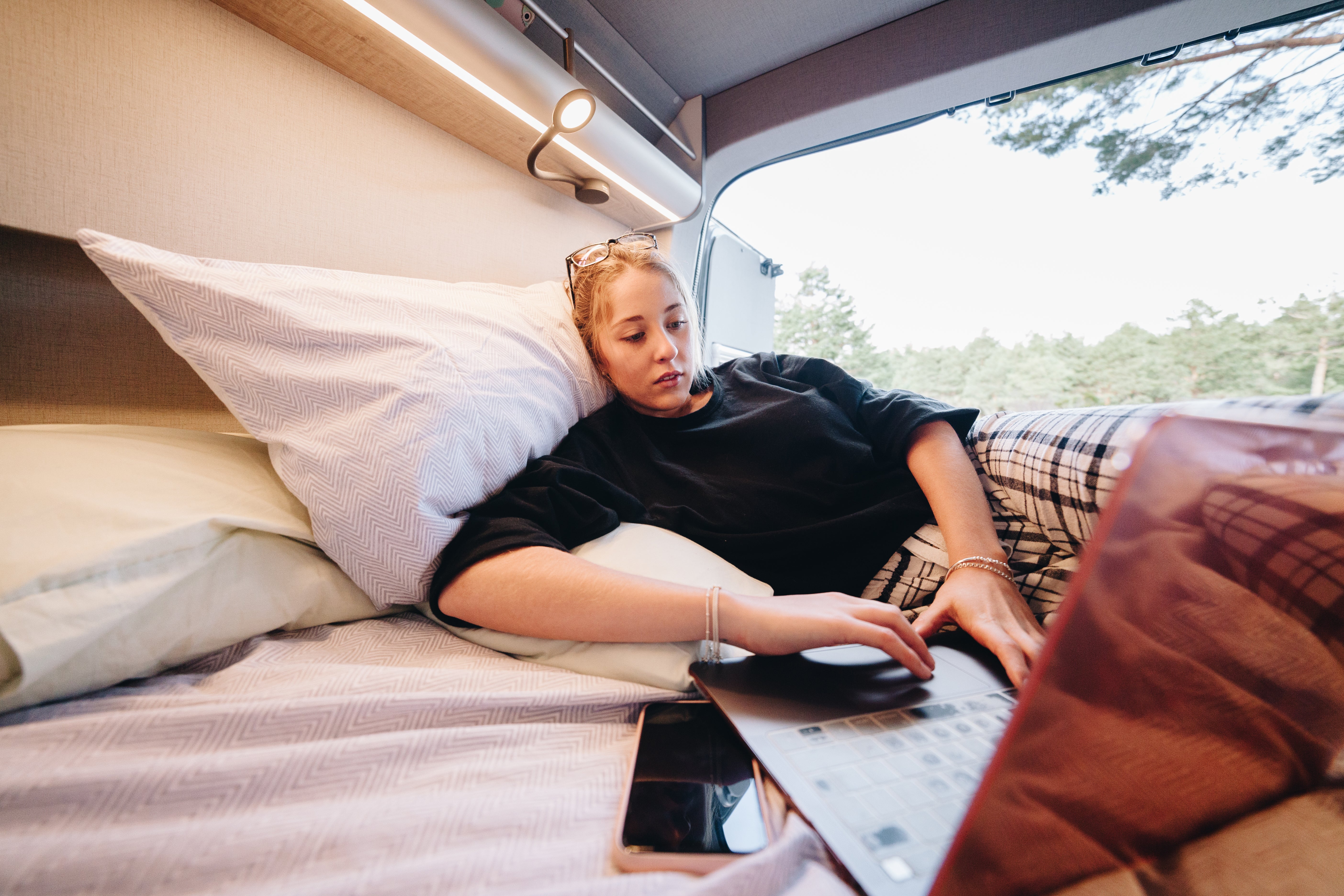 How to Keep Sheets in Place on RV and Camper Mattresses – Zlumber