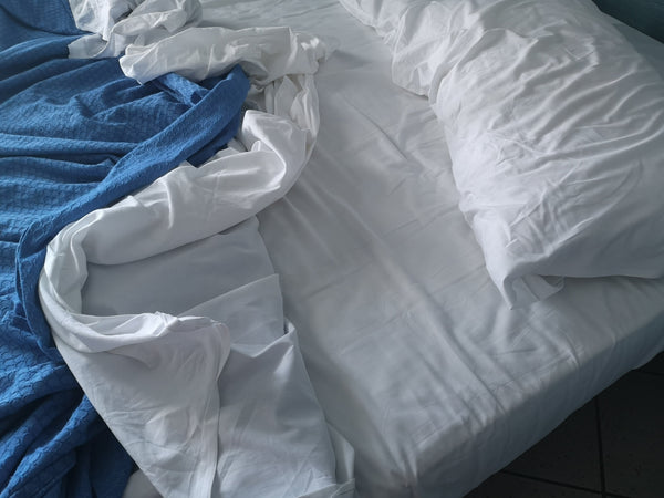 Why Your Sheets Keep Coming Loose Every Night? Here’s What’s Really Going On
